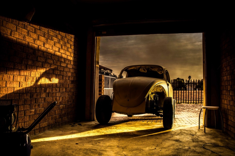 carrosserie-GINASSERVIS-min_car_garage_volkswagen_sunset_vw_beetle-81658